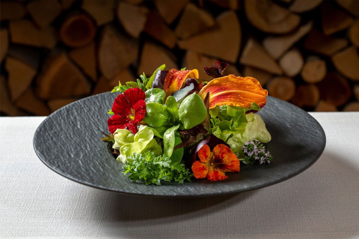 Bunter Salat mit Blüten, Kräutern und Blattsalat aus dem eigenen Garten