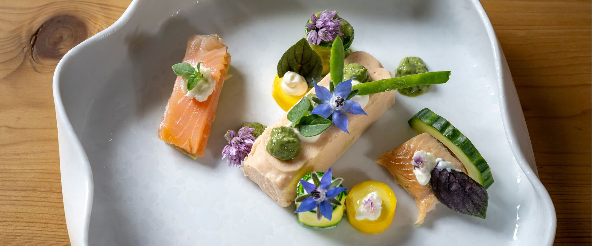 Kreativ angerichtetes Gourmetgericht mit frischen Zutaten aus der Küche des Gasthof Kammbräu in Bayern