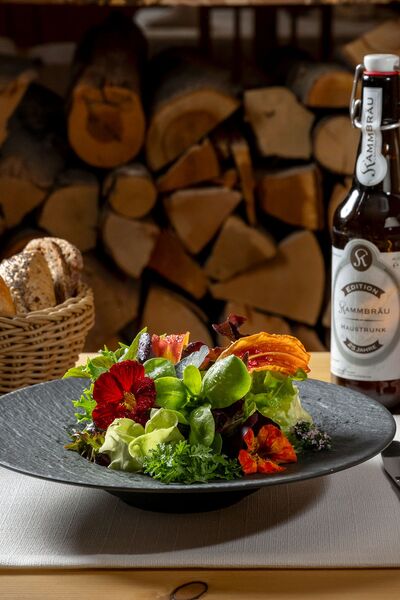 Brotzeit mit buntem Salat und Jubiläumsbier