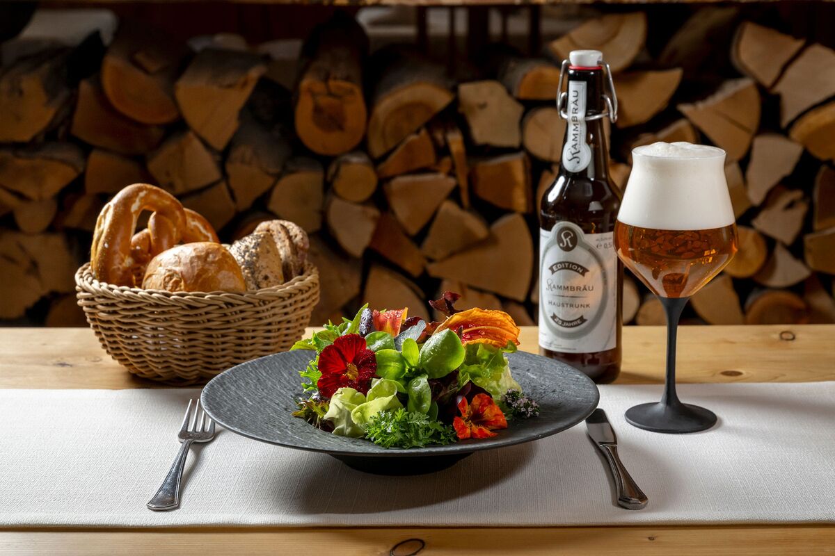 Brotzeit mit buntem Salat und Jubiläumsbier