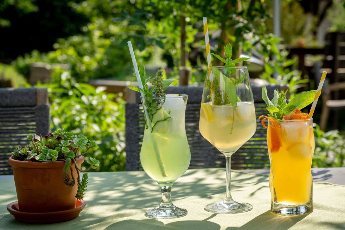 Erfrischende Cocktails mit Kräutern im Gastgarten genießen